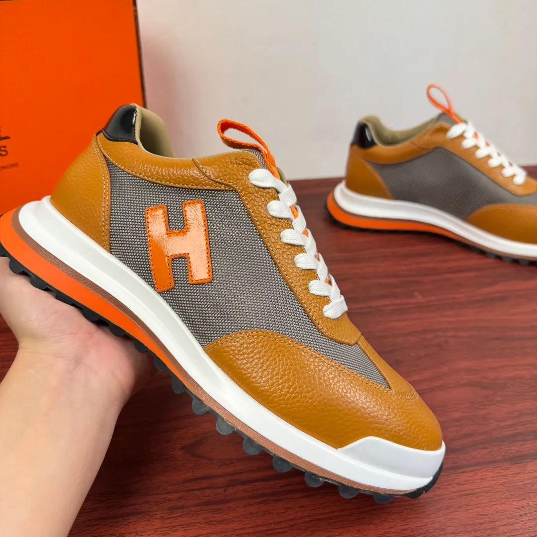 Batch 740 HERMES/Hermès men’s new sports shoes, rhythmic casual shoes: crafted with luxurious materials, luxurious walking experience! The upper is made of top-grade calfskin, with a fine texture like silk caressing the fingertips. The flexible texture is suitable for a variety of scenes; some shoes are integrated with breathable mesh, and the light breathing makes your steps refreshing at all times. The sole is made of high-elastic rubber composite material, and the carefully carved patterns give strong grip, making every step as stable as stepping on the clouds. At the same time, the cushioning and shock-absorbing technology is hidden in it, quietly eliminating the impact of the road. From urban commuting to outdoor walking, Hermès uses luxurious materials and craftsmanship to make every step a double luxury of texture and comfort, showing the brand's ultimate pursuit of details and quality in every inch. Size: 39-40-41-42-43-44 leather shoe size (can be customized to 38.45.46) Item number: H25286 leather mesh orange